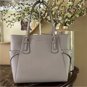 Michael kors Voyager Saffiano Leather Tote Bag pearl gray